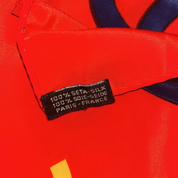 Authentic Chanel scarf 34 x 34”. Very good condition - Picture 4 of 6